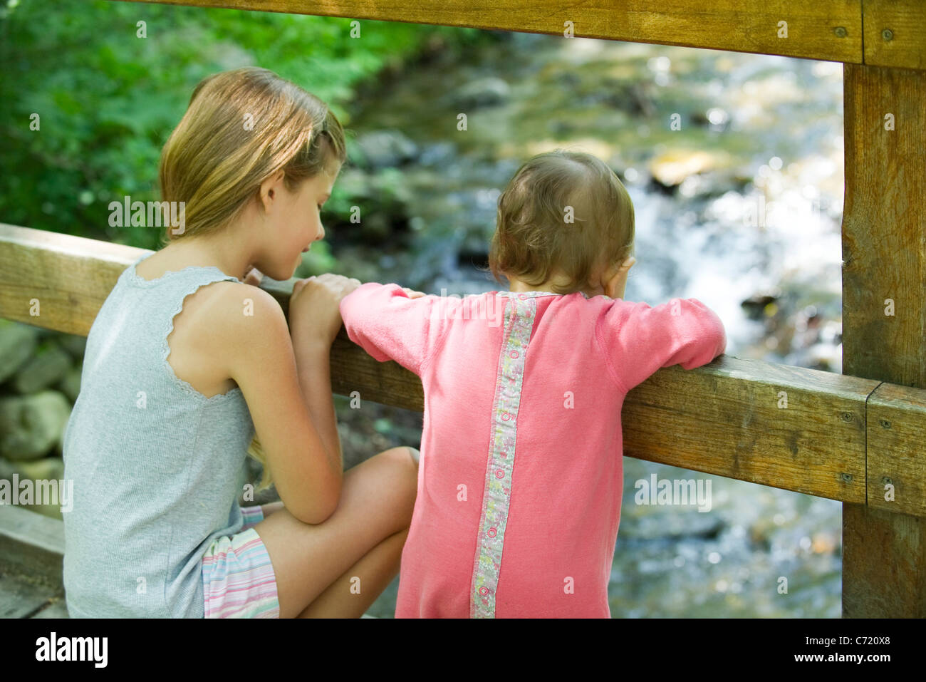 Fille Et Soeur De Bebe A Plus De Garde Corps De Pont A Stream Ci Dessous Photo Stock Alamy