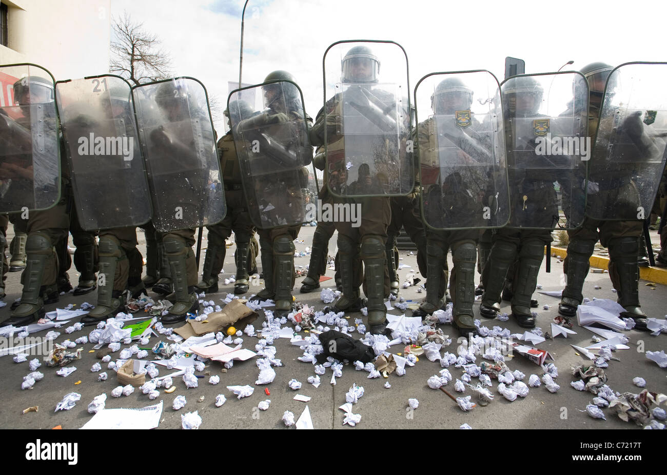 Ligne de police chilienne en tenue anti-émeute complète réception de balles de papier pour protester contre les étudiants à Santiago de Chile Banque D'Images