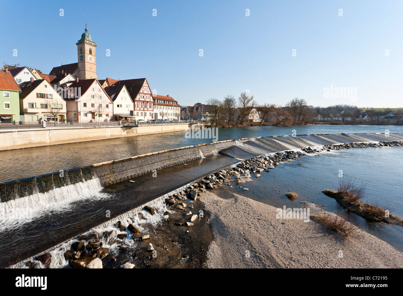 La rivière Neckar, ST. LAURENTIUS CHURCH, NURTINGEN, NUERTINGEN, Jura souabe, Bade-Wurtemberg, Allemagne, Europe Banque D'Images