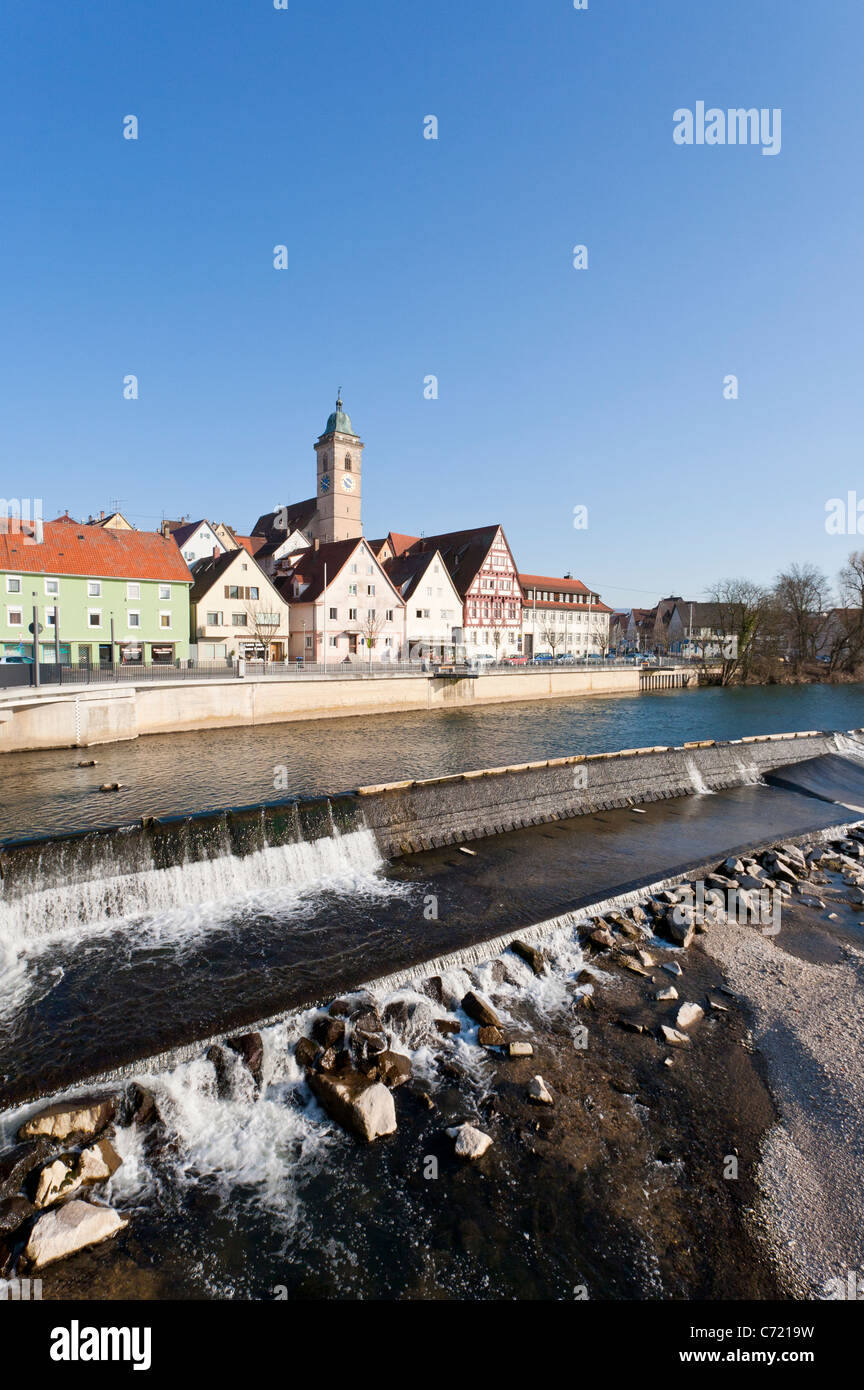 La rivière Neckar, ST. LAURENTIUS CHURCH, NURTINGEN, NUERTINGEN, Jura souabe, Bade-Wurtemberg, Allemagne, Europe Banque D'Images