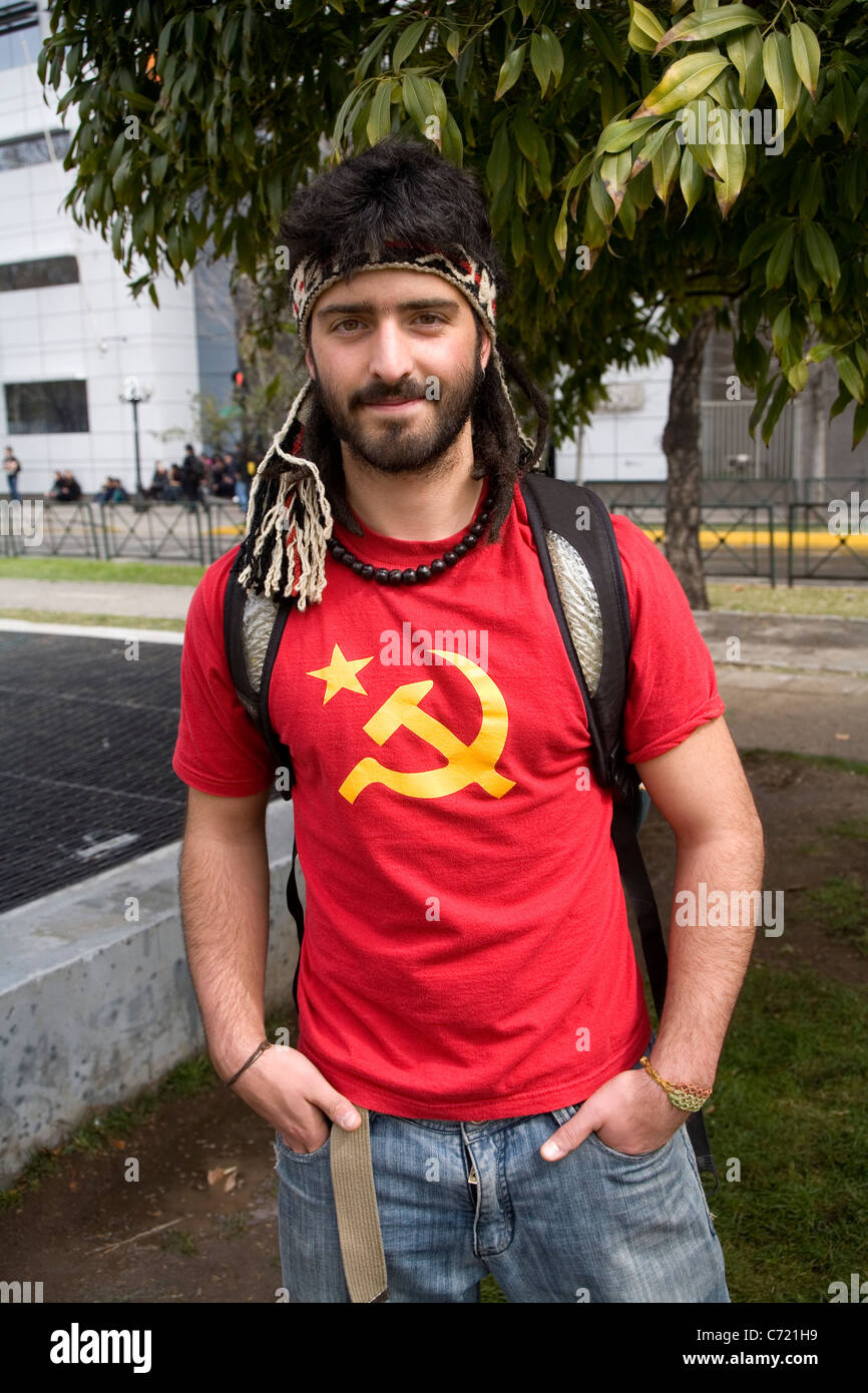 Jeune homme portant un marteau et la faucille de T-shirt, au cours d'une manifestation étudiante à Santiago de Chile Banque D'Images