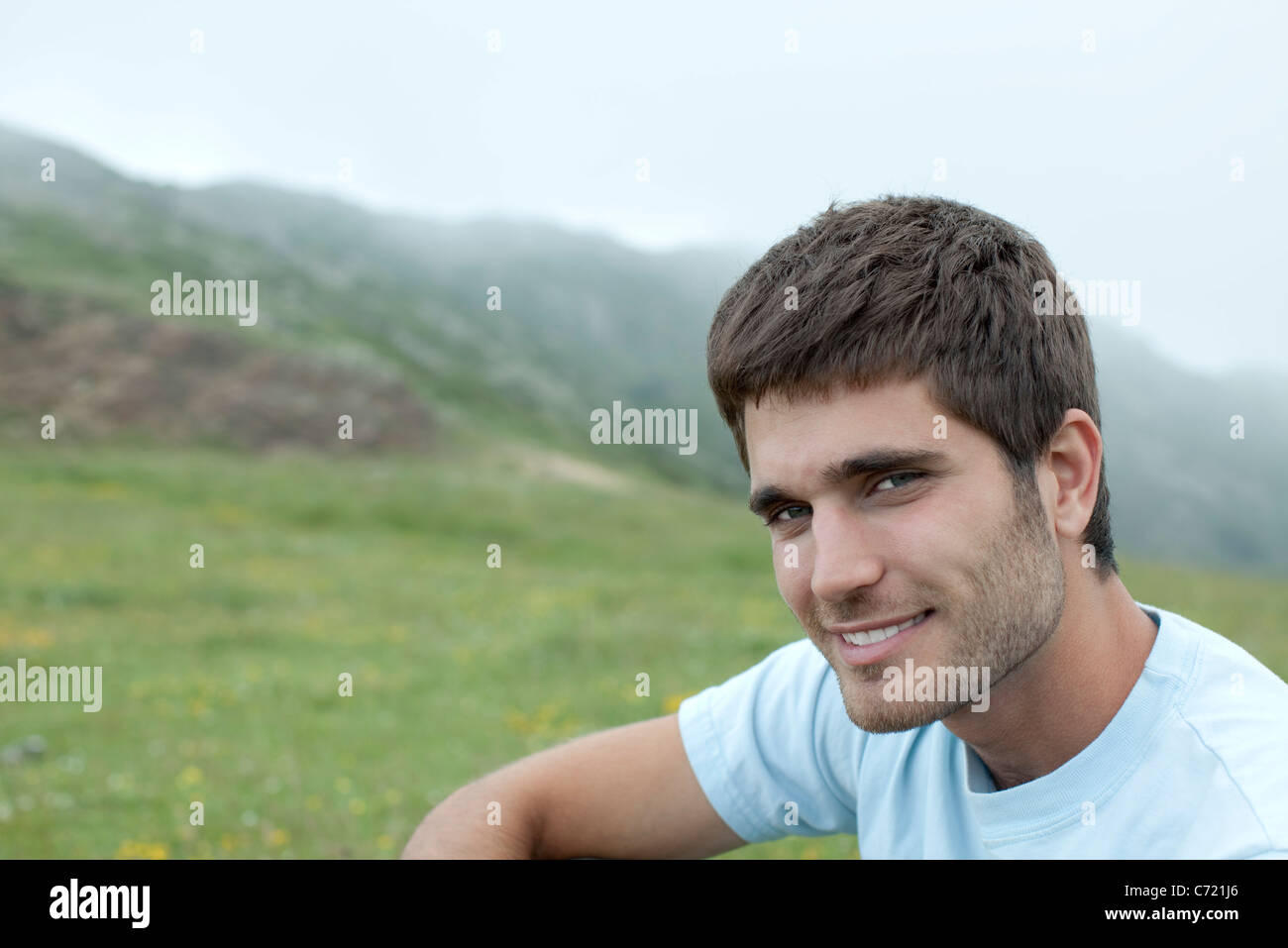 L'homme à la nature, montagnes en arrière-plan, Portrait Banque D'Images