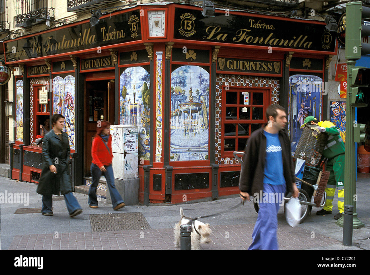 Bar de quartier sur la Plaza Puerta Cerrada, centre de Madrid Banque D'Images