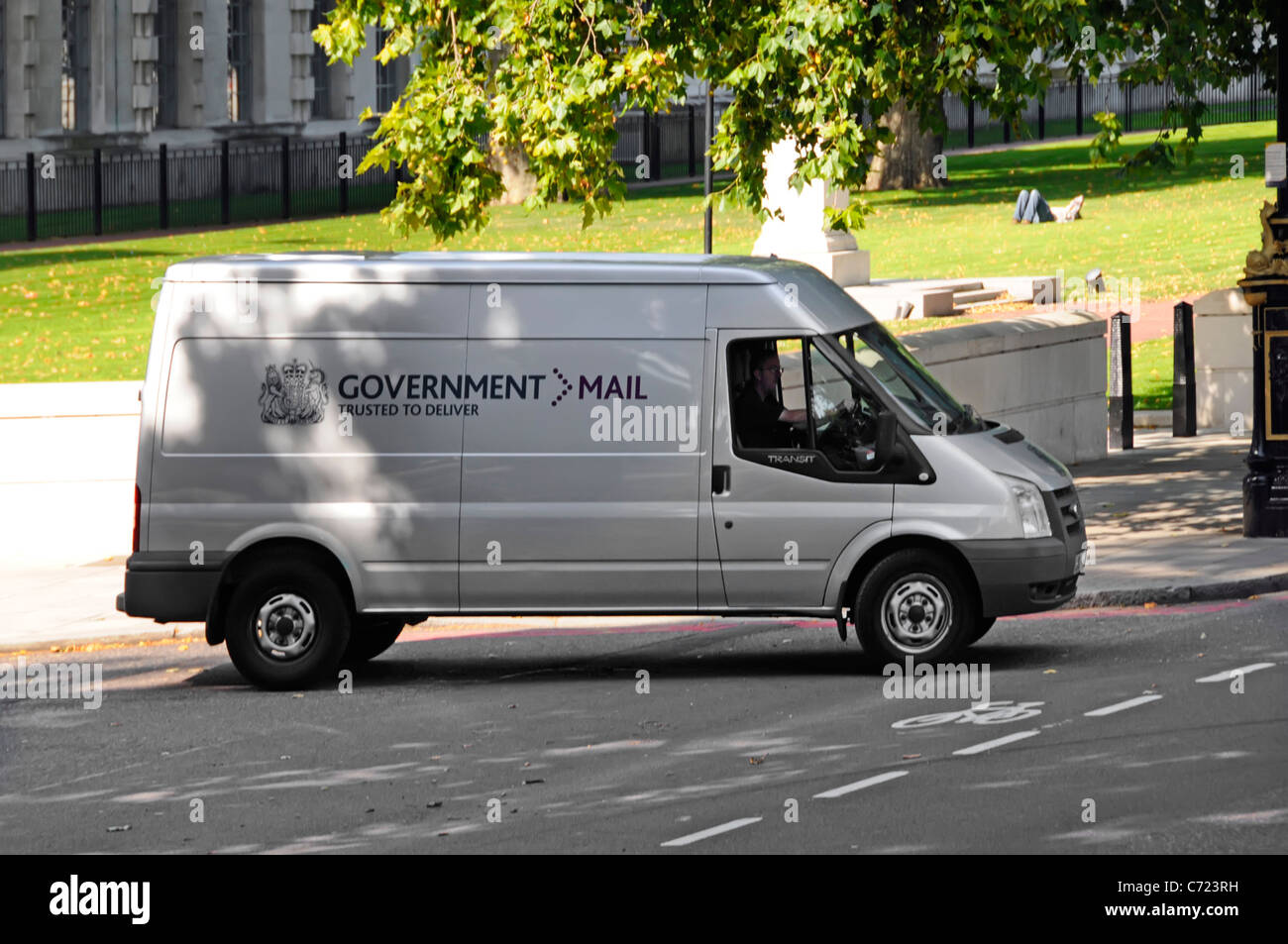 Courrier du gouvernement van & driver devant le ministère de la Défense nationale construit à Londres Angleterre Royaume-uni Banque D'Images