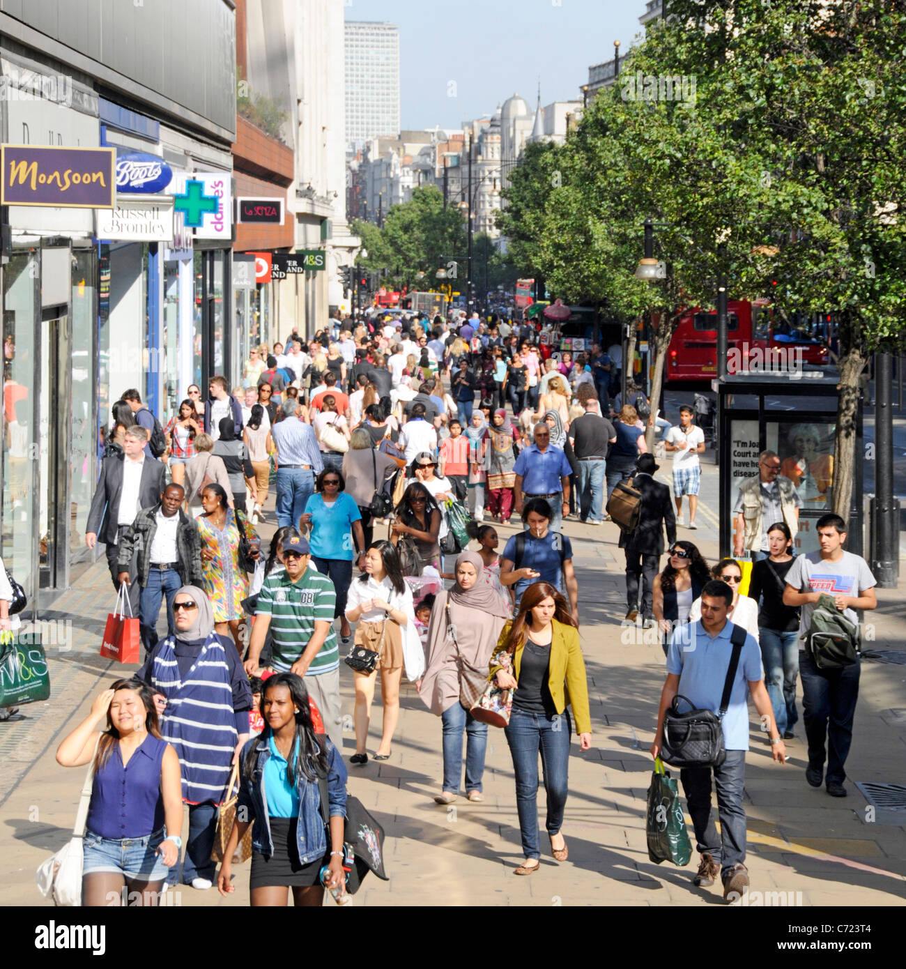 Une foule de clients et de touristes ont vue d'en haut en marchant sur Oxford Street pavé West End, rue commerçante et magasins de détail très fréquentés, le jour d'été Londres, Royaume-Uni Banque D'Images