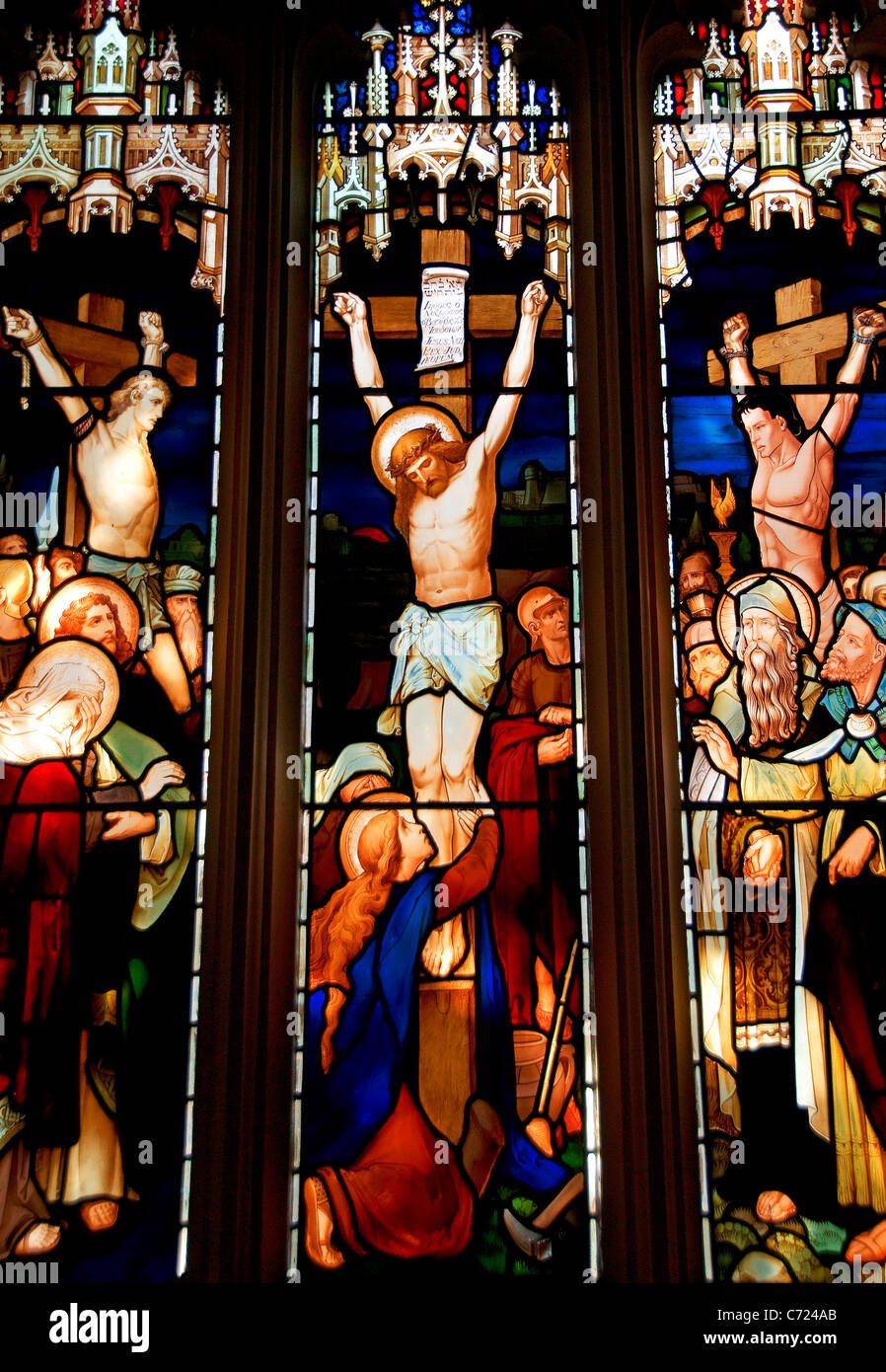 Vitraux représentant la crucifixion du Christ, la Vierge, St Mary Hayes, Kent, Royaume-Uni. Banque D'Images