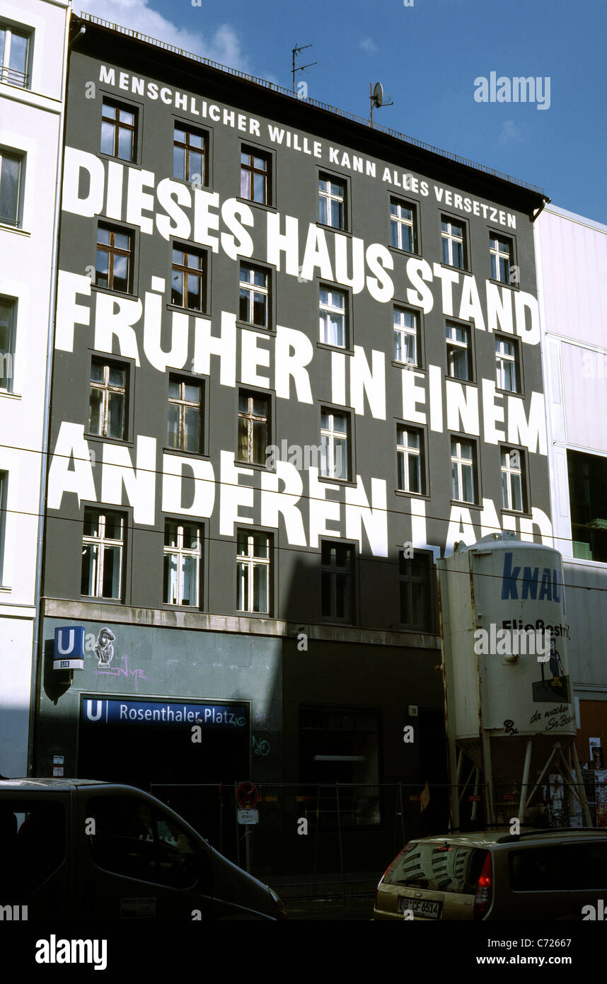 'Dieses Haus früher stand dans un Land' (La chambre était une fois dans un pays différent). Appartement Maison à Berlin. Banque D'Images