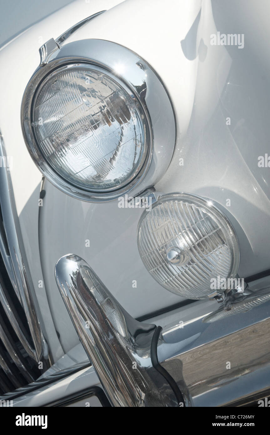 Projecteur et le bouclier avant d'une voiture classique britannique Banque D'Images