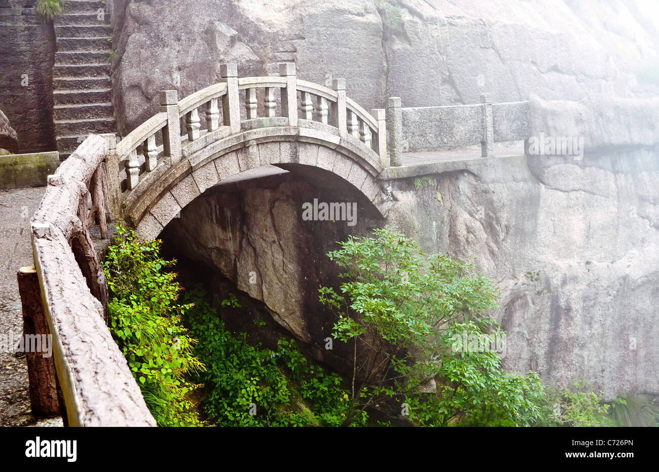 Pont de Pierre Brouillard à Huangshan Montagnes, Chine Banque D'Images