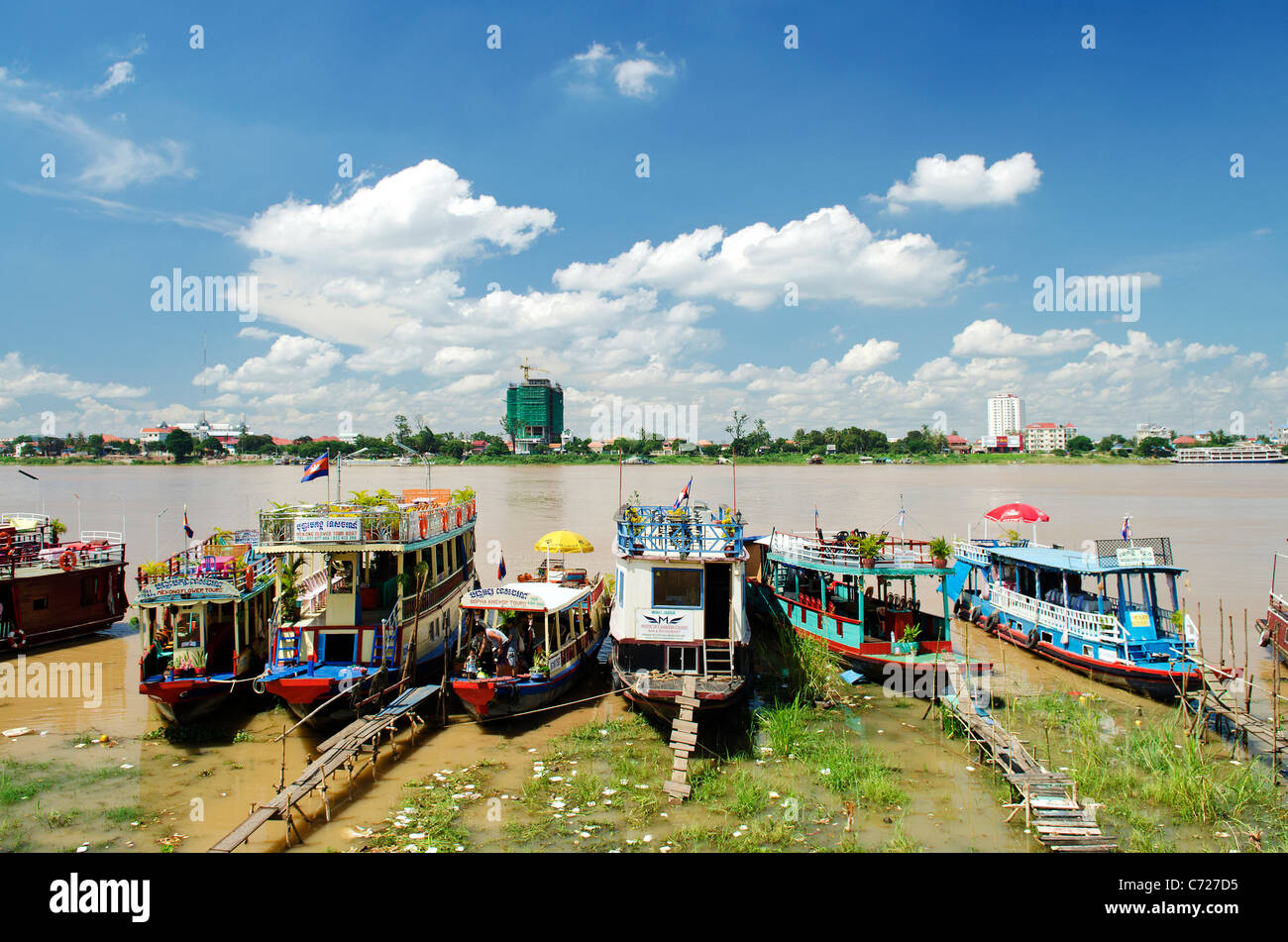 Bateaux touristiques sur Phnom Penh Cambodge riverside Banque D'Images