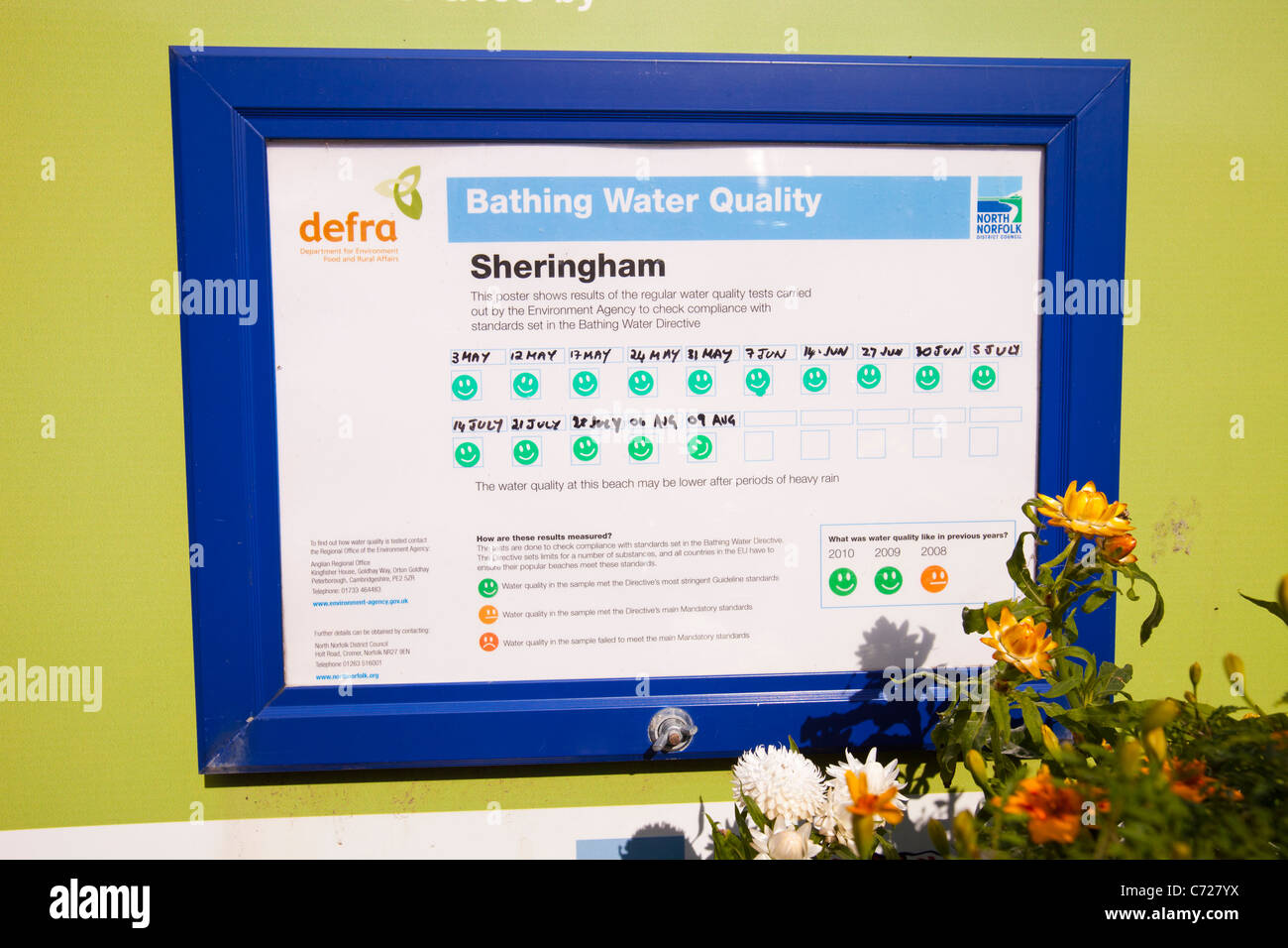 Un signe de la qualité des eaux de baignade en Sheringham, Norfolk, Royaume-Uni. Banque D'Images