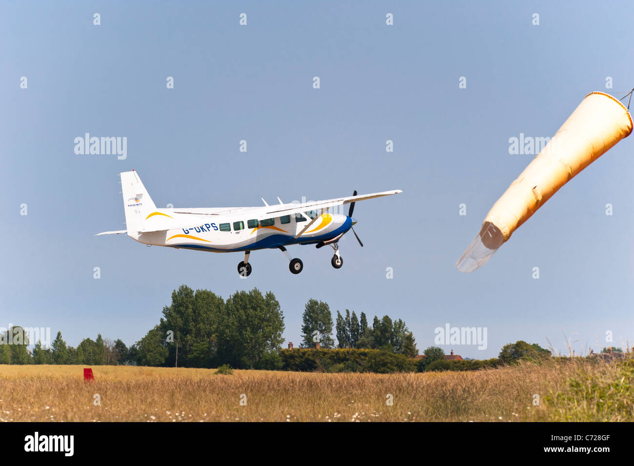 Un avion léger à Parachute Royaume-uni Services Limited décolle à Ellough près de l'aérodrome de Farnborough dans Suffolk , Angleterre , Angleterre , Royaume-Uni Banque D'Images