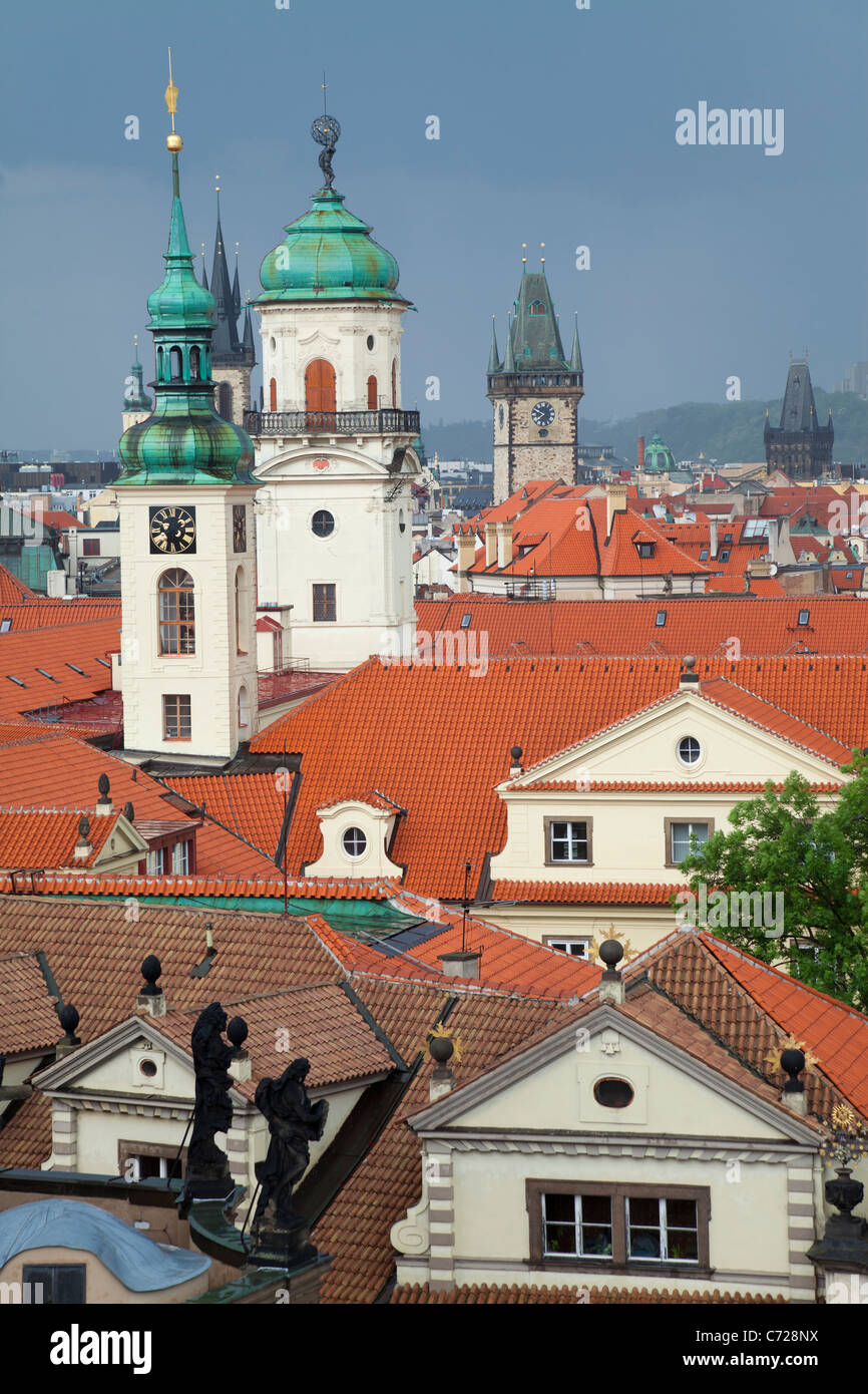 Tours d'église et les toits de la ville de Prague à Prague, République Tchèque Banque D'Images