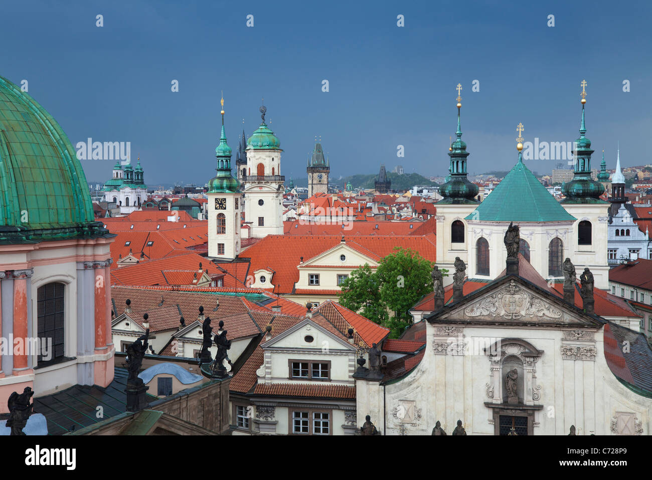Tours d'église et les toits de la ville de Prague à Prague, République Tchèque Banque D'Images