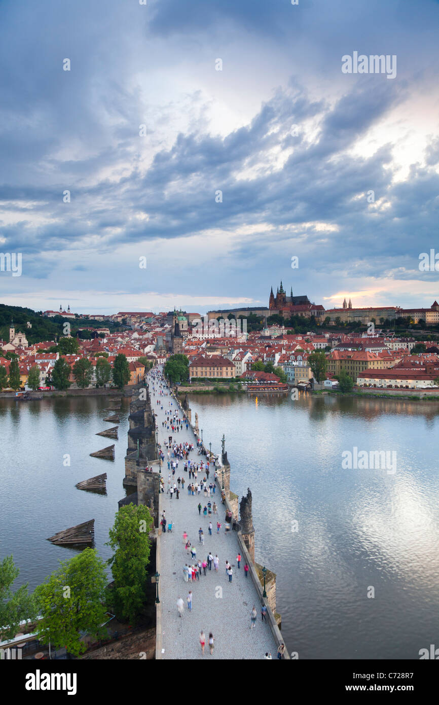 La Cathédrale Saint-Guy, le Pont Charles et le quartier du château, Prague, République Tchèque Banque D'Images