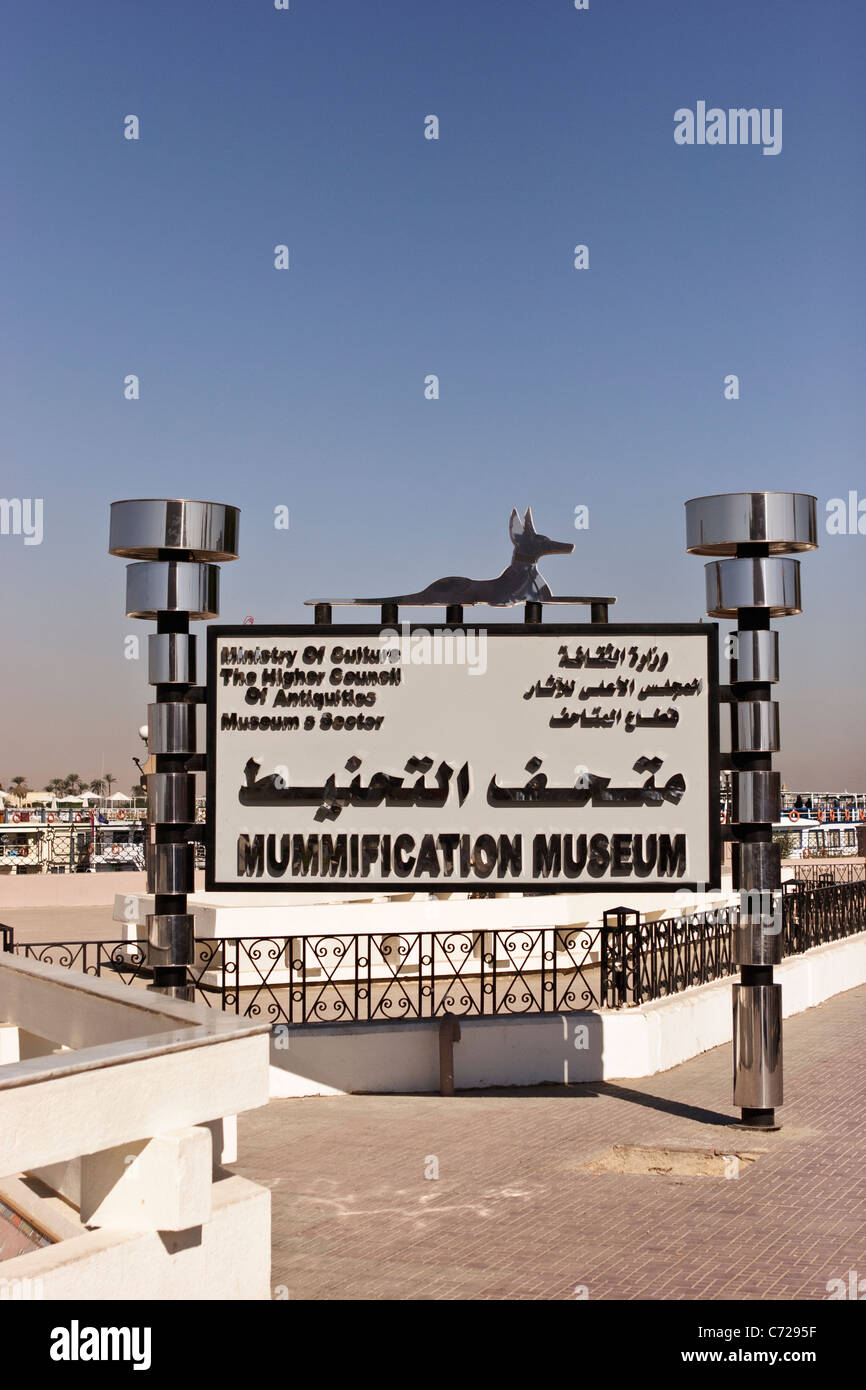 Entrée au Musée de la momification, Luxor, Egypte. Banque D'Images