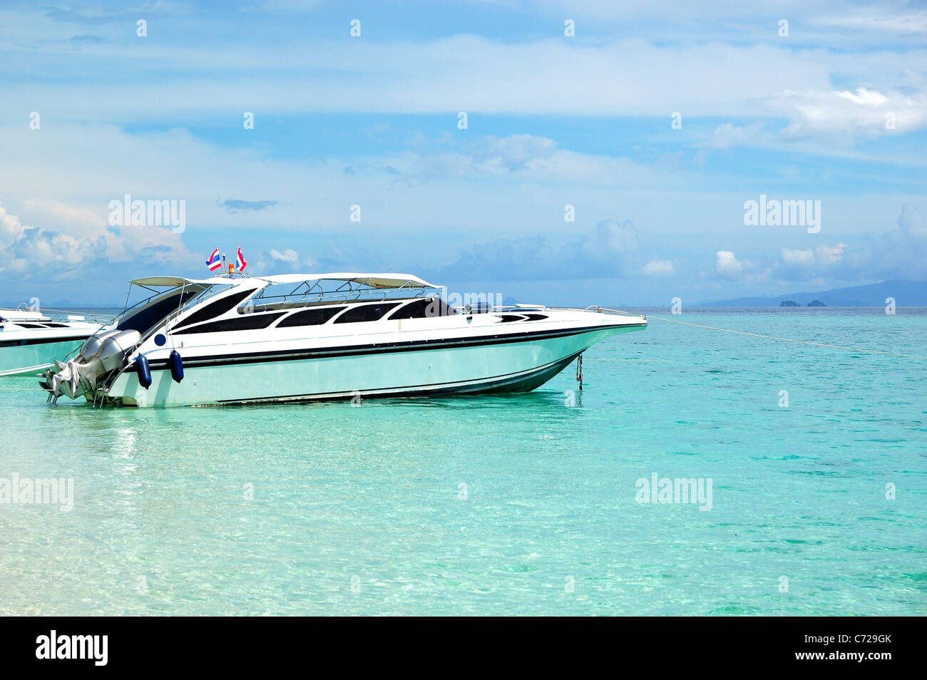 Motor Yacht sur l'eau turquoise de l'Océan Indien, l'île de Phi Phi, Thaïlande Banque D'Images