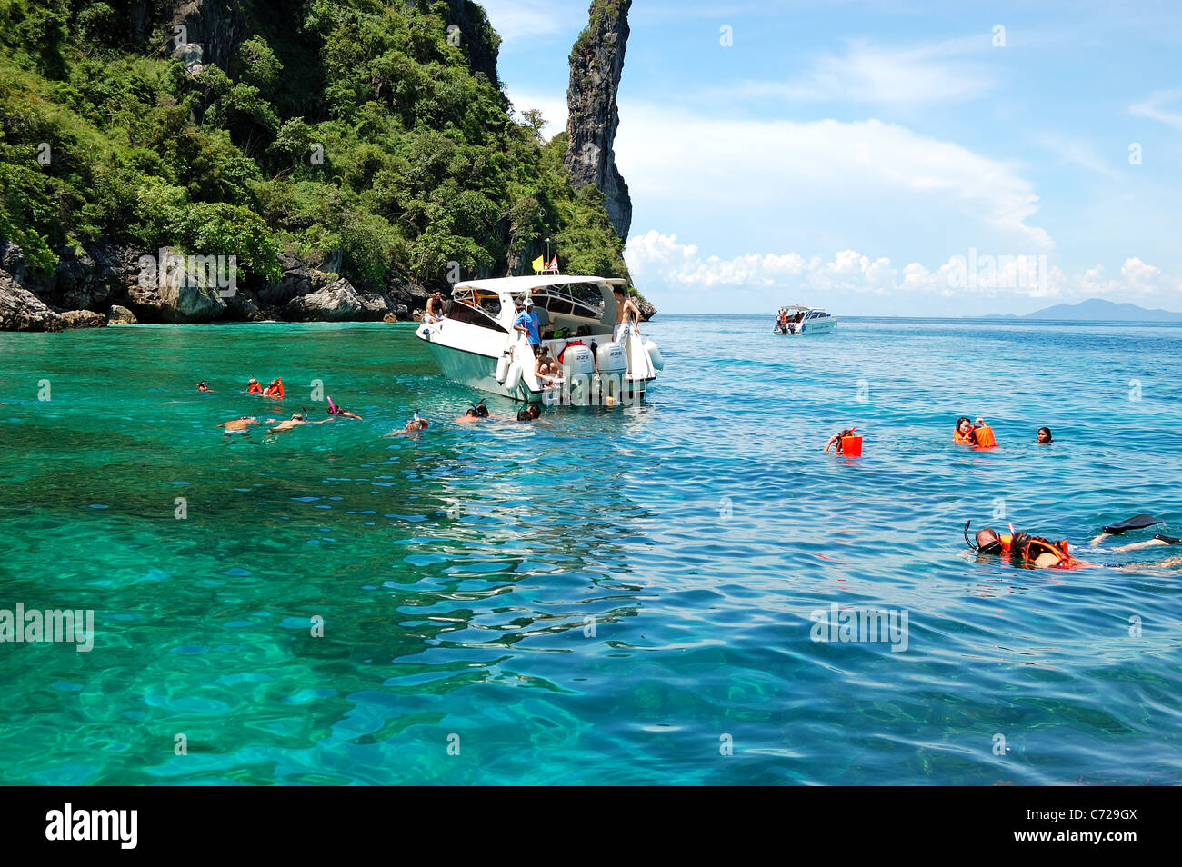 Plongée avec tuba les touristes sur l'eau turquoise du lagon, Maya Bay Koh Phi Phi Island, Thaïlande Banque D'Images