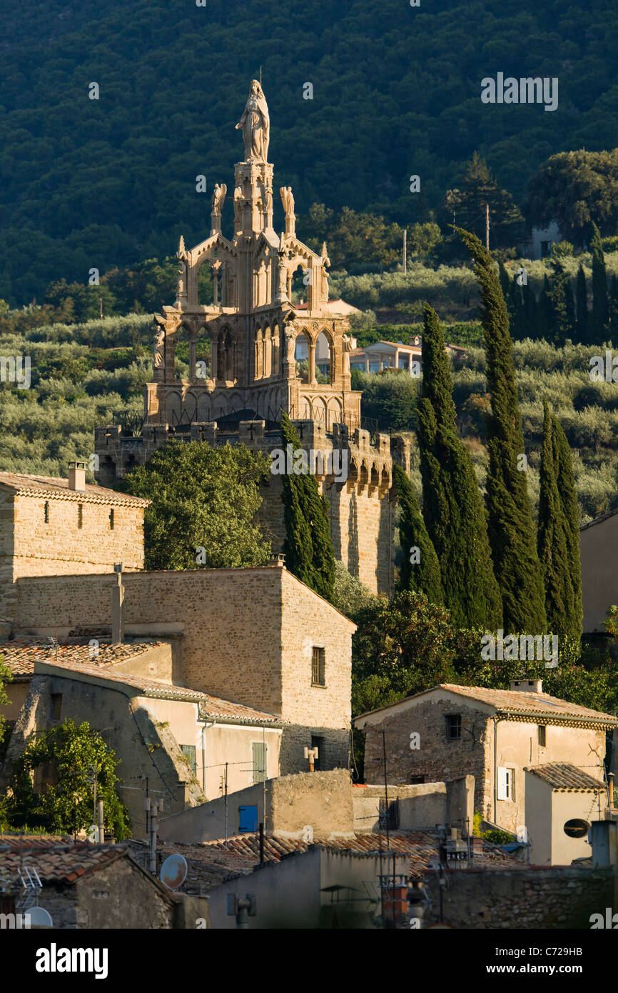 Les toits, la tour Randonne avec une statue géante de la Vierge Marie dans le sud Drôme ville de Nyons en France. Banque D'Images