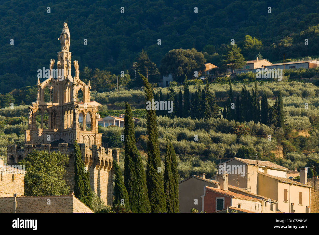 Les toits, la tour Randonne avec une statue géante de la Vierge Marie dans le sud Drôme ville de Nyons en France. Banque D'Images