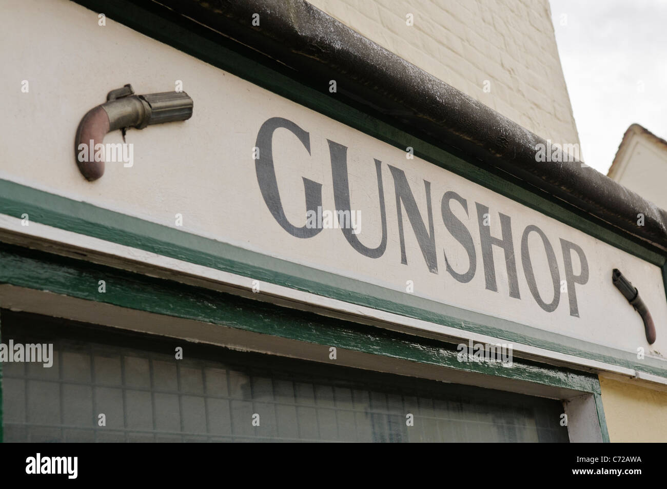Gunshop dans un village anglais Banque D'Images