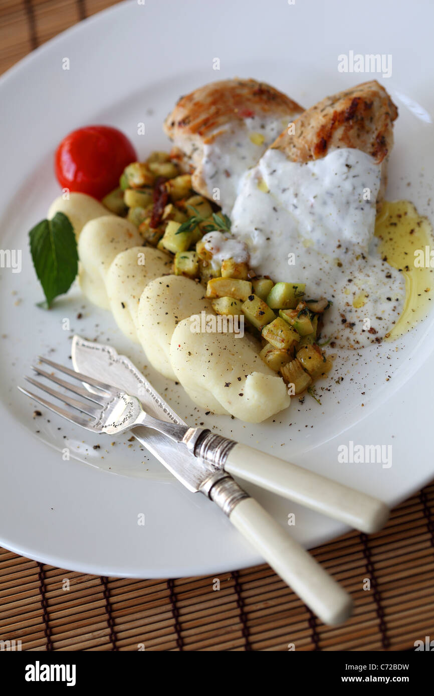 Trakia poitrine de poulet avec du yaourt et pommes de terre pure Banque D'Images