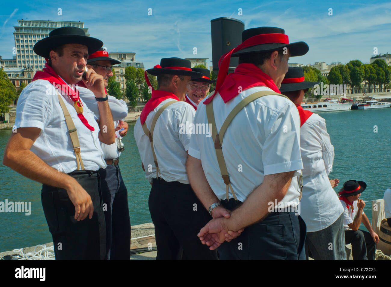 Paris, France, Group People, From Behind, French Food and Wine Festival, (préparé Pourcinois), French Men habillé en costumes traditionnels Banque D'Images
