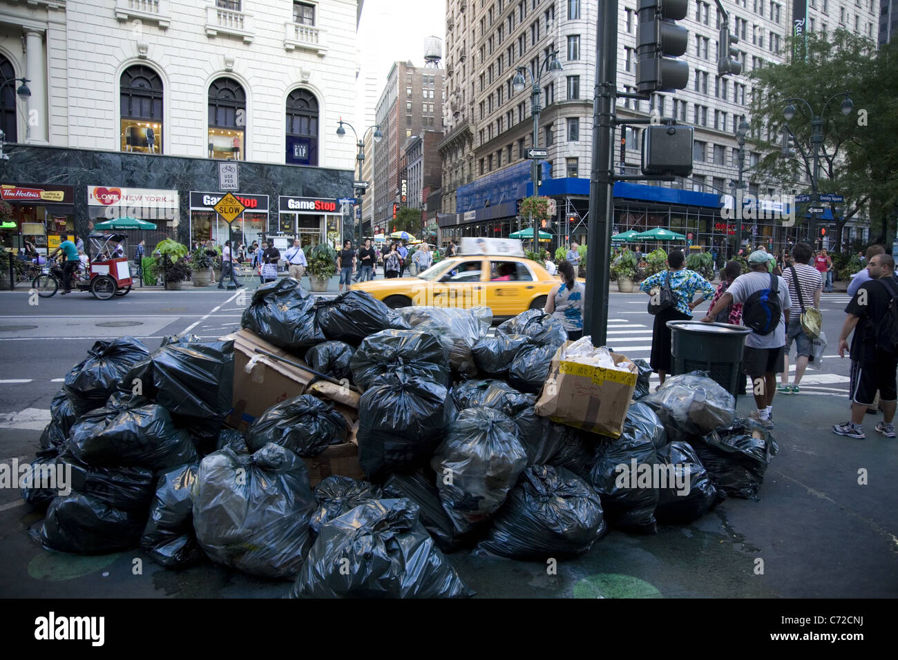 Les déchets entassés dans la rue sur Broadway près de 34th Street à New