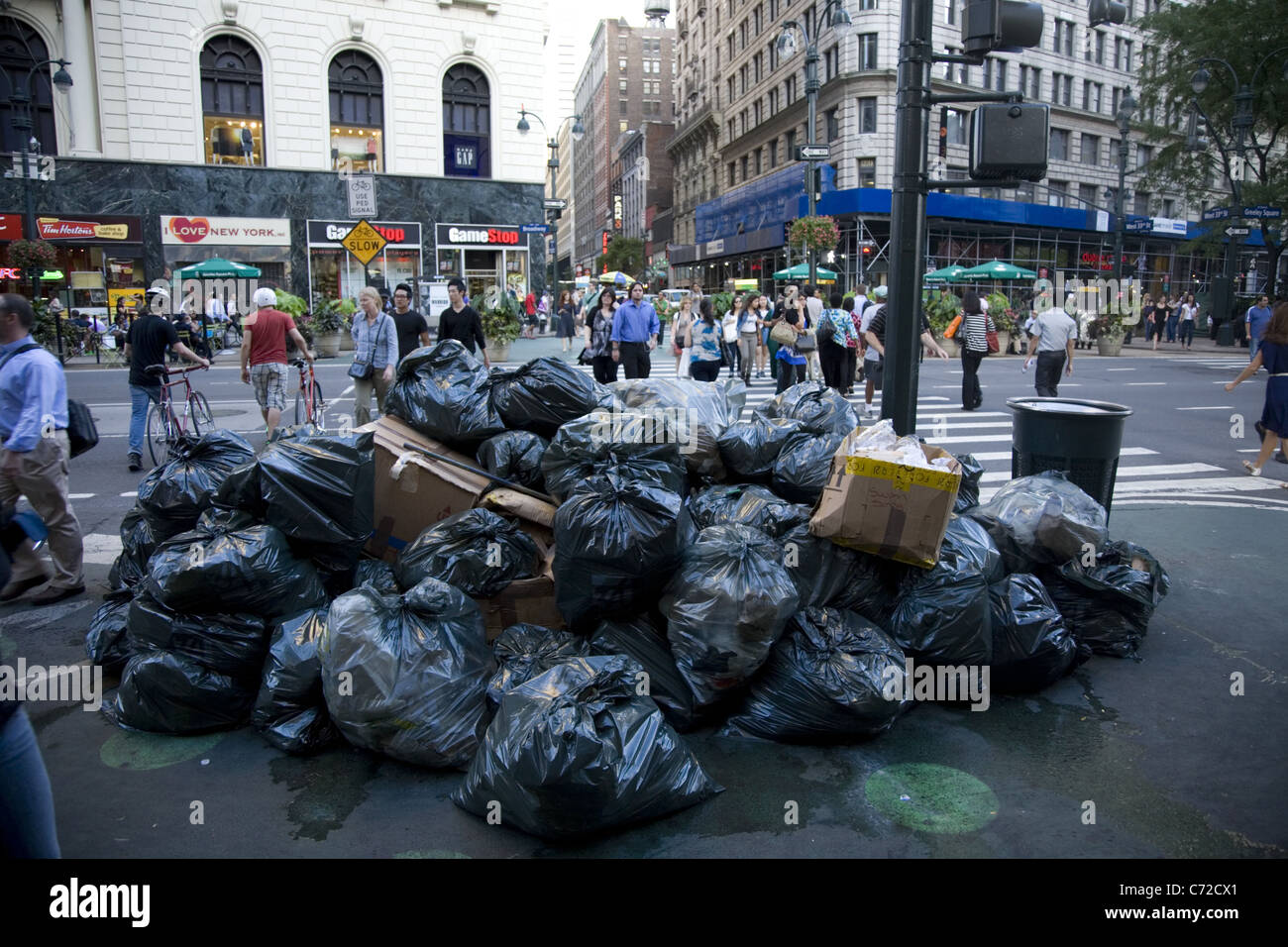 Les déchets entassés dans la rue sur Broadway près de 34th Street à New York City. Manhattan n'a