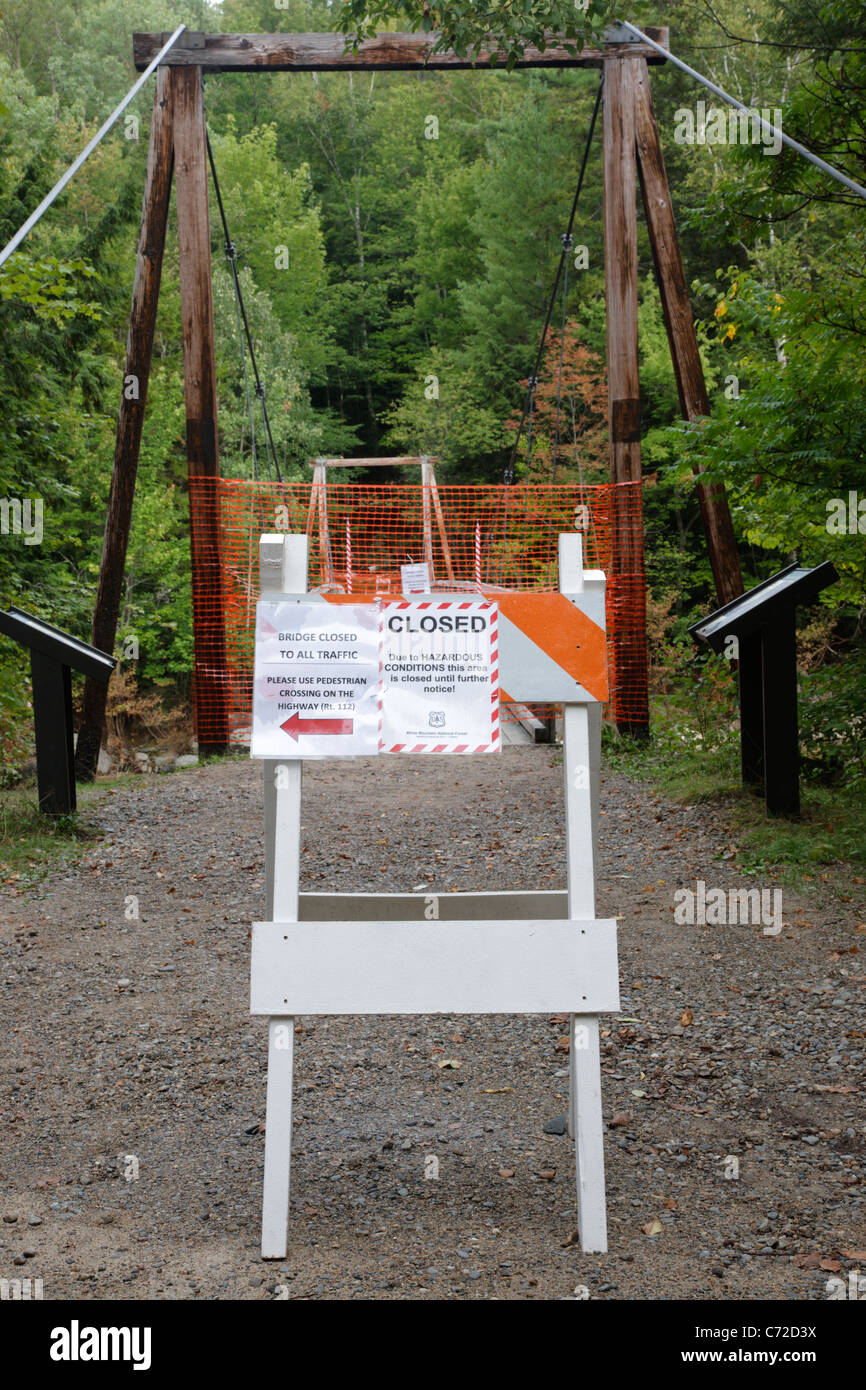 180 suspension pied passerelle, qui traverse le bras est de la rivière Pemigewasset dans Lincoln, New Hampshire, USA Banque D'Images