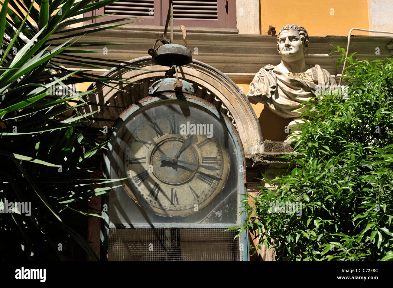 Italie, Rome, Palazzo Berardi, cour, ancienne horloge à eau Banque D'Images