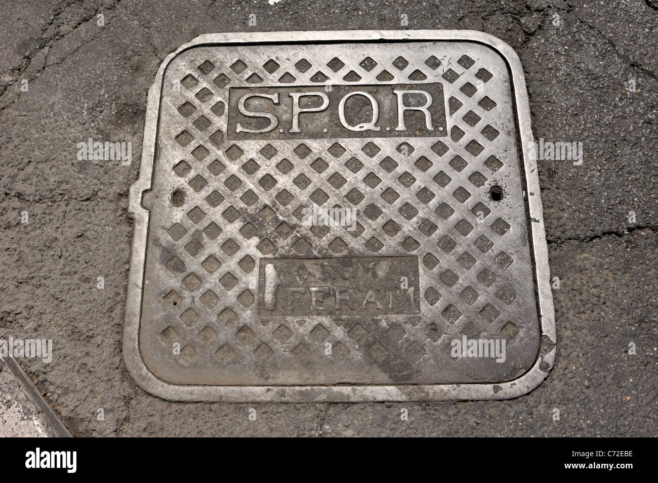 Italie, Rome, couvercle de trou d'homme SPQR Banque D'Images