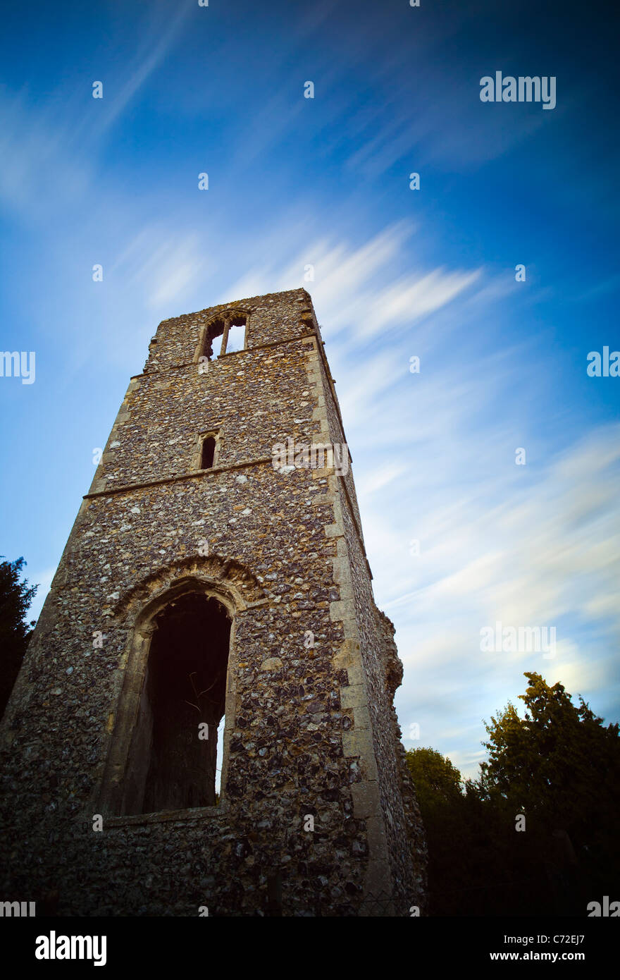 La tour en ruine de l'église St Mary à grands Melton à Norfolk, en Angleterre. Banque D'Images