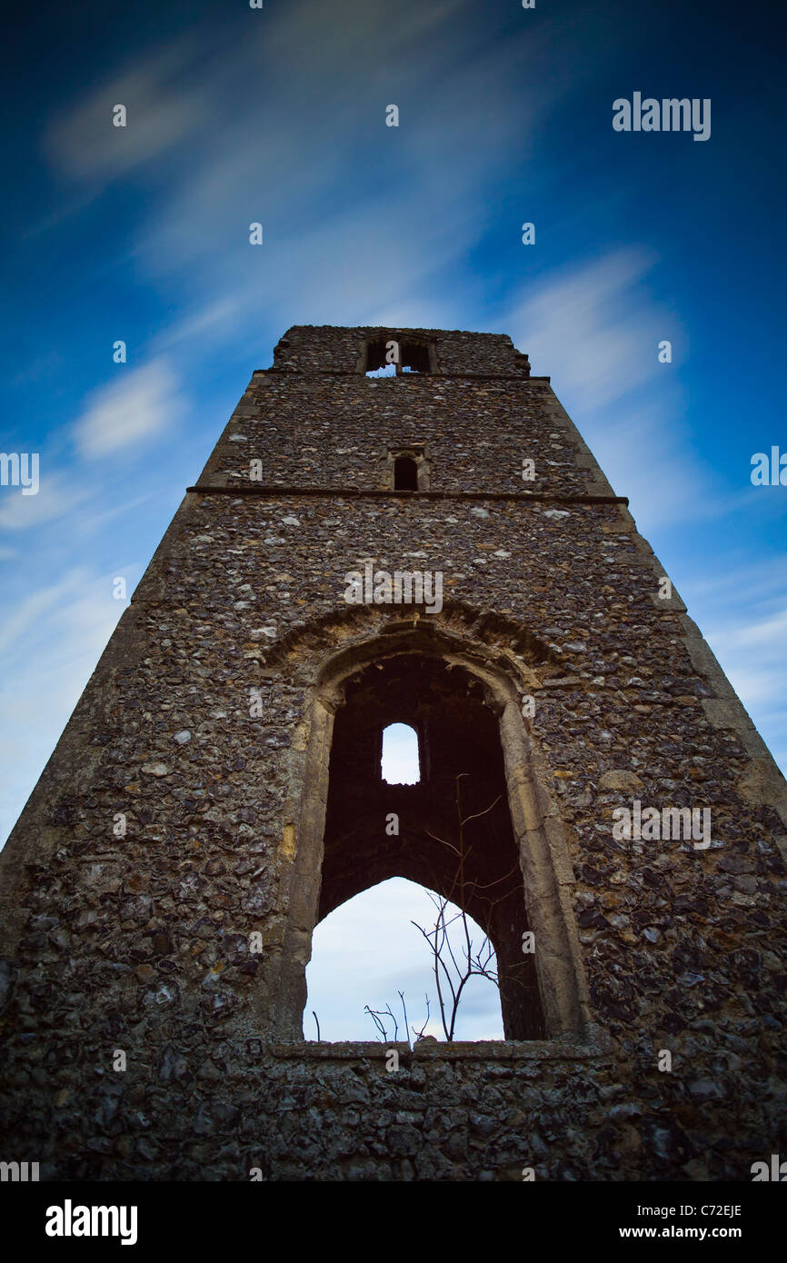 La tour en ruine de l'église St Mary à grands Melton à Norfolk, en Angleterre. Banque D'Images