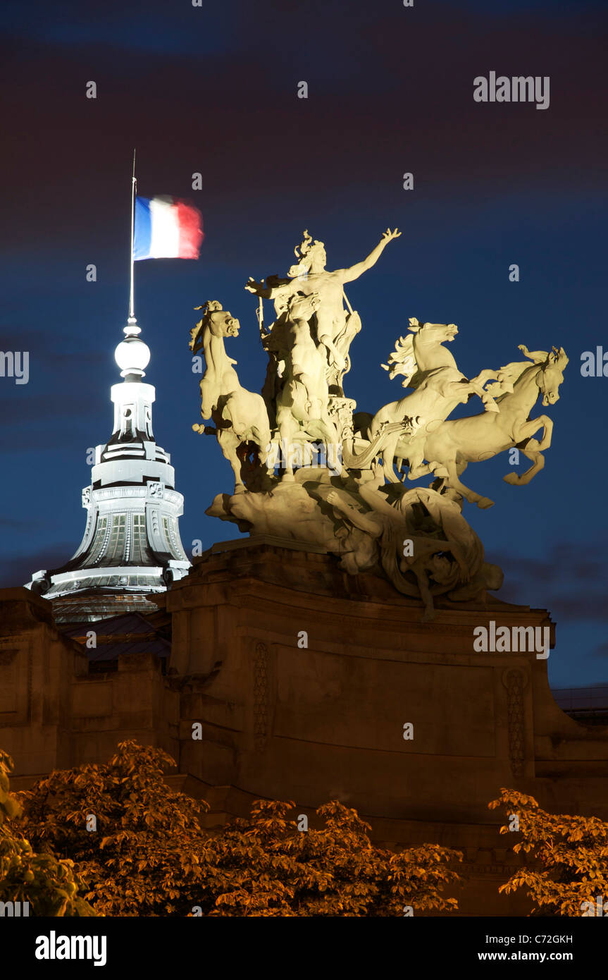 Un énorme courts de sculpture en bronze de Georges Récipon d'un quadrige, un char tiré par quatre chevaux, au sommet de l'Art Nouveau, Grand Palais à Paris. La France. Banque D'Images