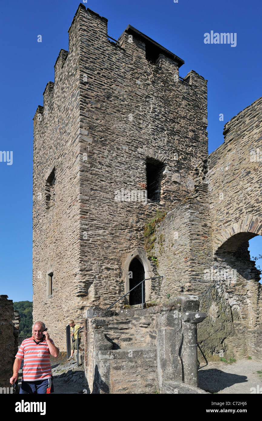 Avec audio guide touristique balade parmi les ruines de la cité médiévale, château de Bourscheid Luxembourg Banque D'Images