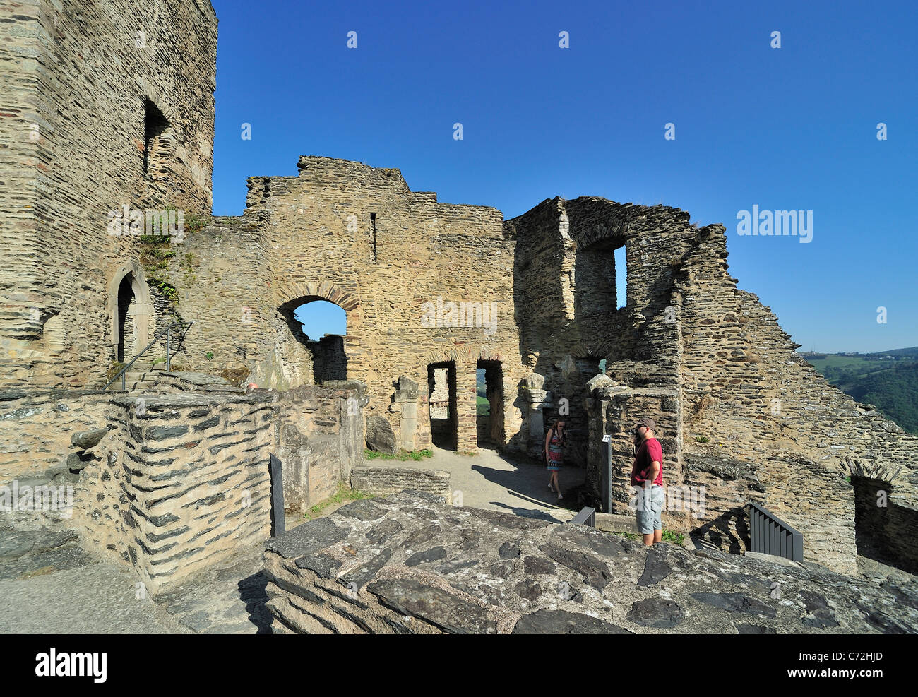 Les touristes avec audio guide balade parmi les ruines de la cité médiévale, château de Bourscheid Luxembourg Banque D'Images