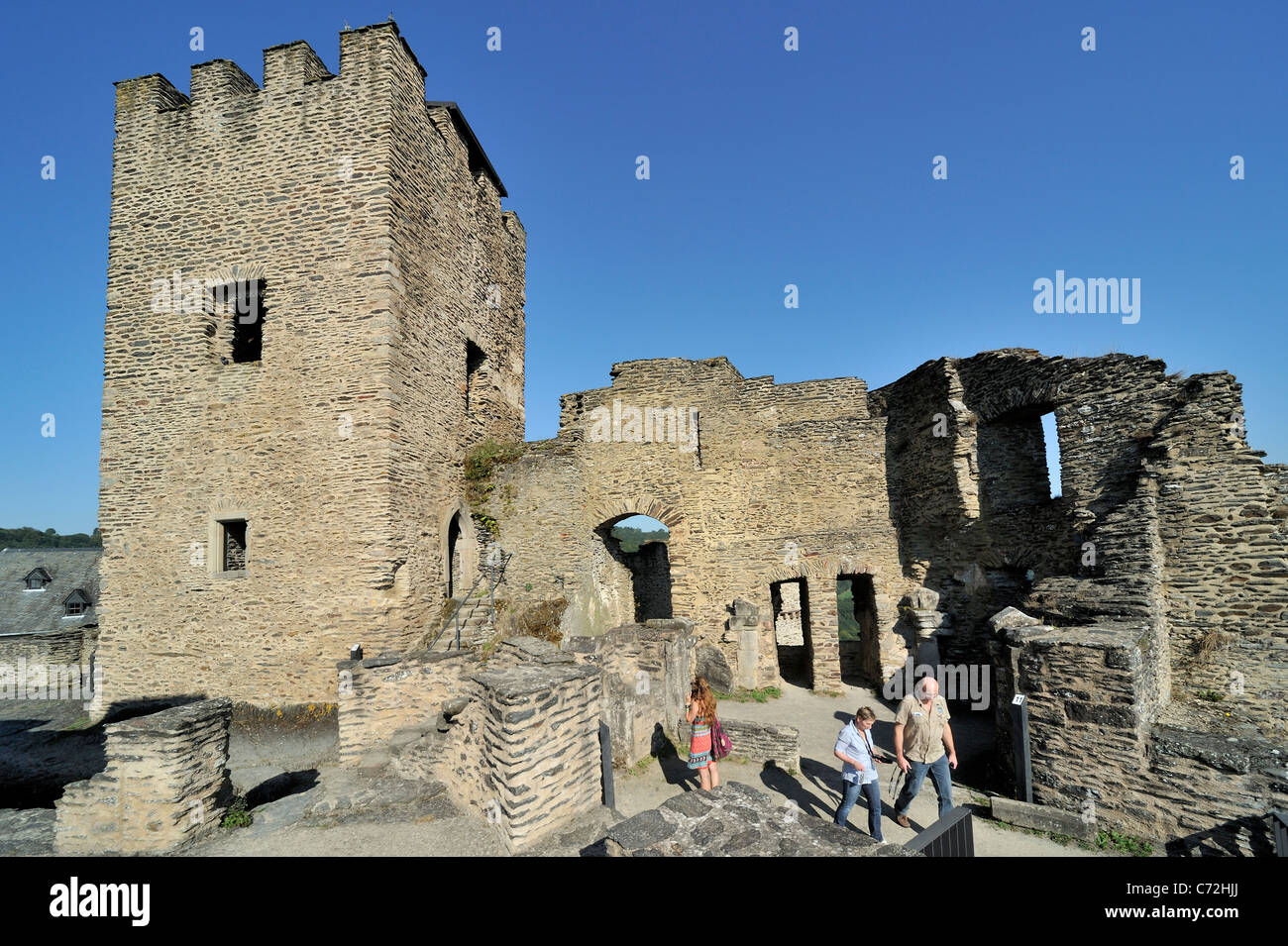 Les touristes avec audio guide balade parmi les ruines de la cité médiévale, château de Bourscheid Luxembourg Banque D'Images