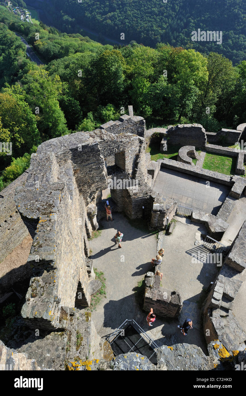 Les touristes avec audio guide balade parmi les ruines de la cité médiévale, château de Bourscheid Luxembourg Banque D'Images
