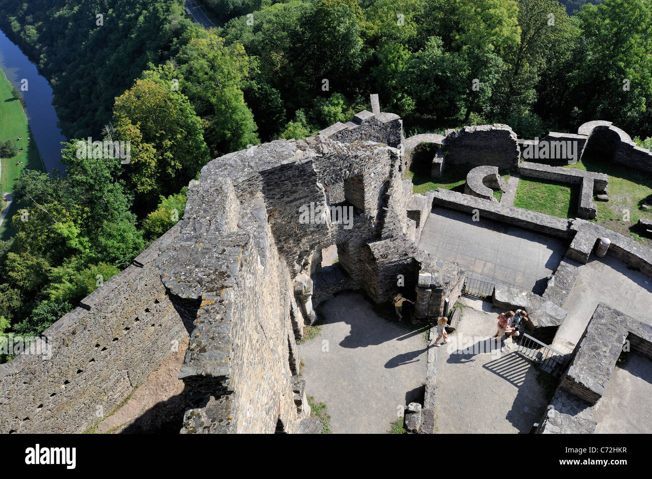 Les touristes avec audio guide balade parmi les ruines de la cité médiévale, château de Bourscheid Luxembourg Banque D'Images