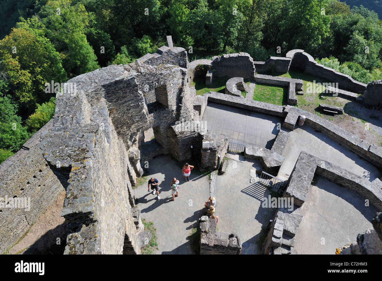 Les touristes avec audio guide balade parmi les ruines de la cité médiévale, château de Bourscheid Luxembourg Banque D'Images