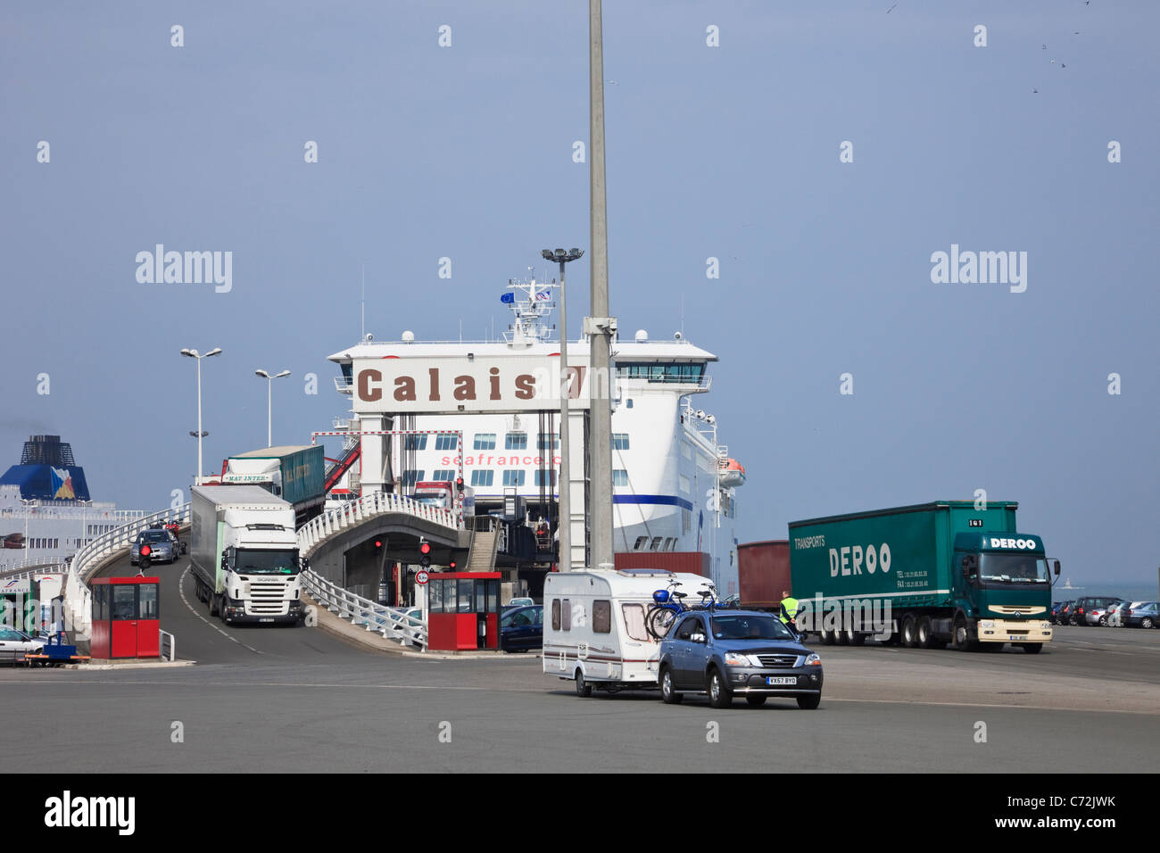 Des voitures et des camions débarquent du service de ferry de la Manche SeaFrance depuis Douvres au terminal portuaire de Calais, France, Europe. Banque D'Images