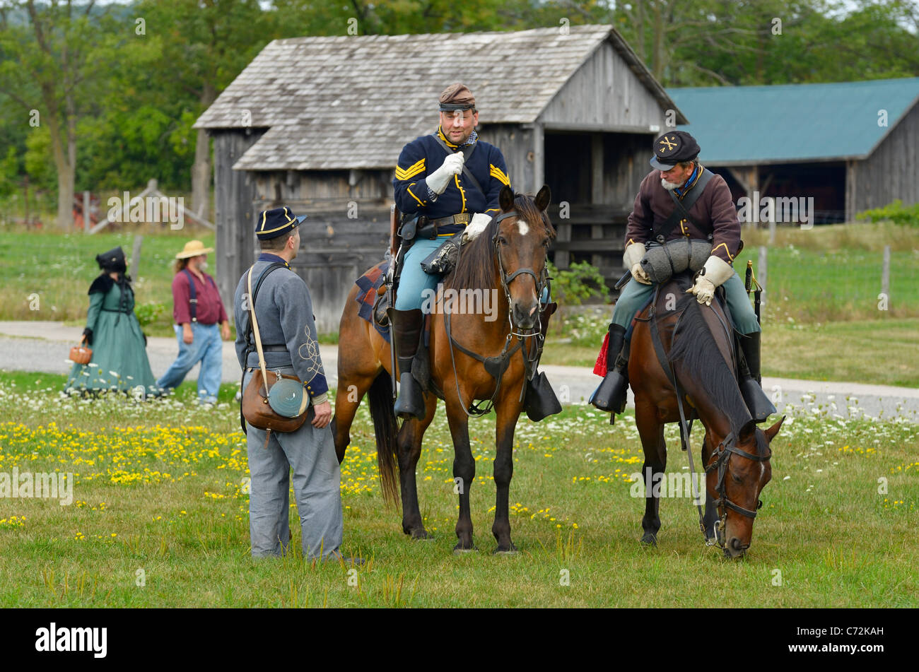 Parler de cavalerie de l'Union Soldat Sergent à cheval avant la bataille de Bull Run reenactment Country Heritage Park Milton Ontario Canada Banque D'Images