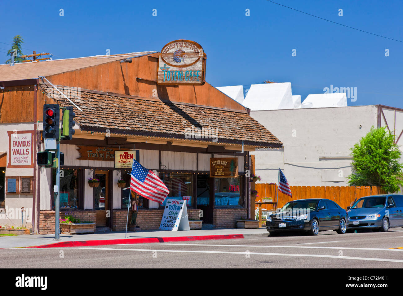 Indian Trading Post Totem Cafe sur la rue Main, Lone Pine dans la vallée d'Owens, à l'est de la Sierra Nevada, en Californie aux États-Unis. JMH5321 Banque D'Images