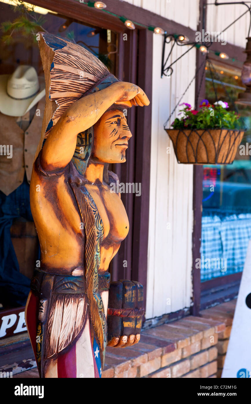 La figure sculptée en bois d'un indien, Indian Trading Post cafe sur la rue Main, Lone Pine, Owens Valley, Californie, États-Unis. JMH5322 Banque D'Images