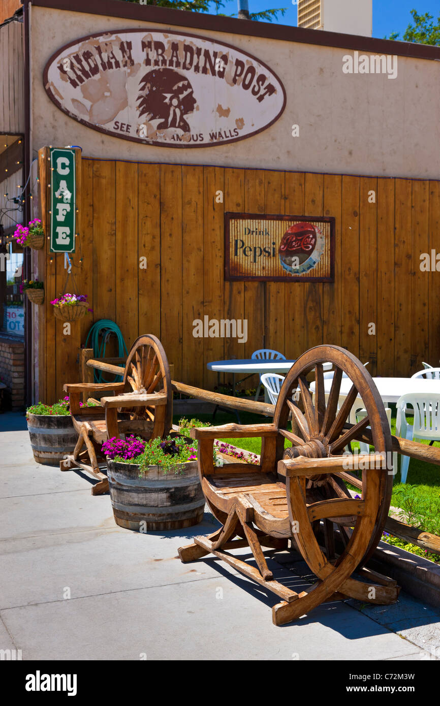 Indian Trading Post cafe sur la rue Main, Lone Pine dans la vallée d'Owens, est de la Sierra Nevada, Californie, États-Unis. JMH5324 Banque D'Images