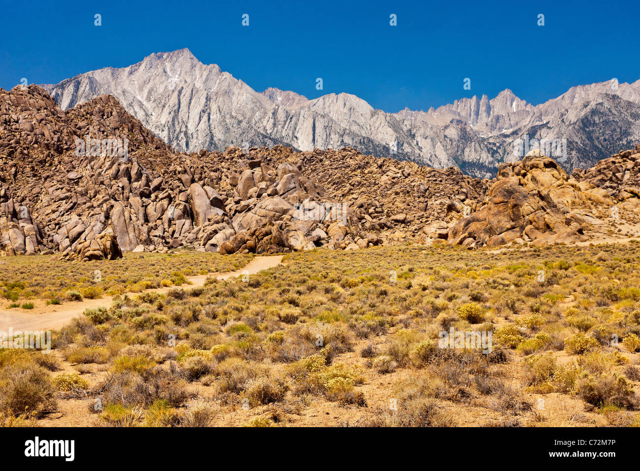 Les Alabama Hills, Lone Pine par pic (à gauche) et le Mont Whitney (droite) dans la Sierra Nevada, en Californie, USA. JMH5795 Banque D'Images