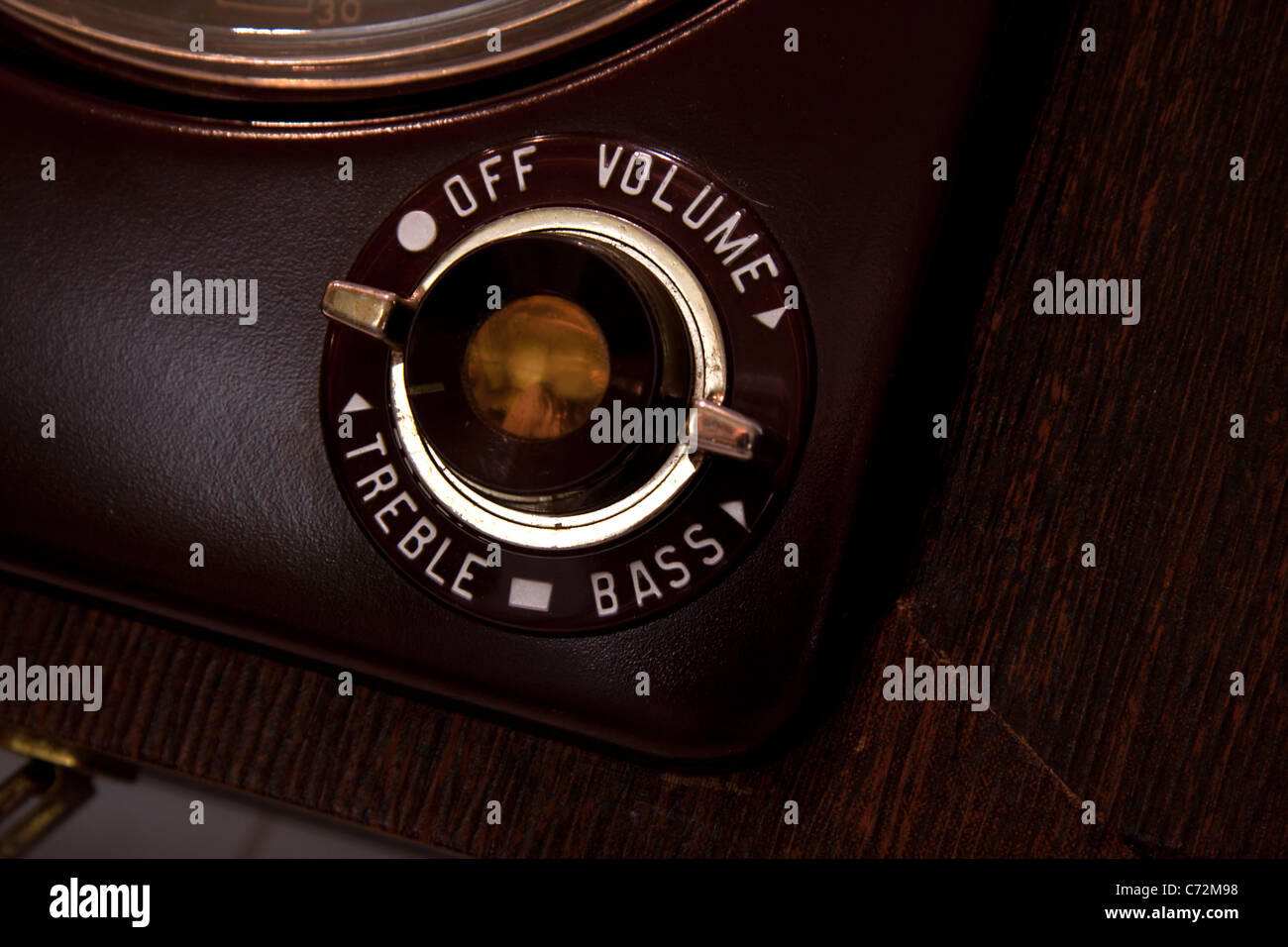 Vintage on off volume treble bouton bass de l'ancien tube de rouleau à rouleau machine d'enregistrement Banque D'Images