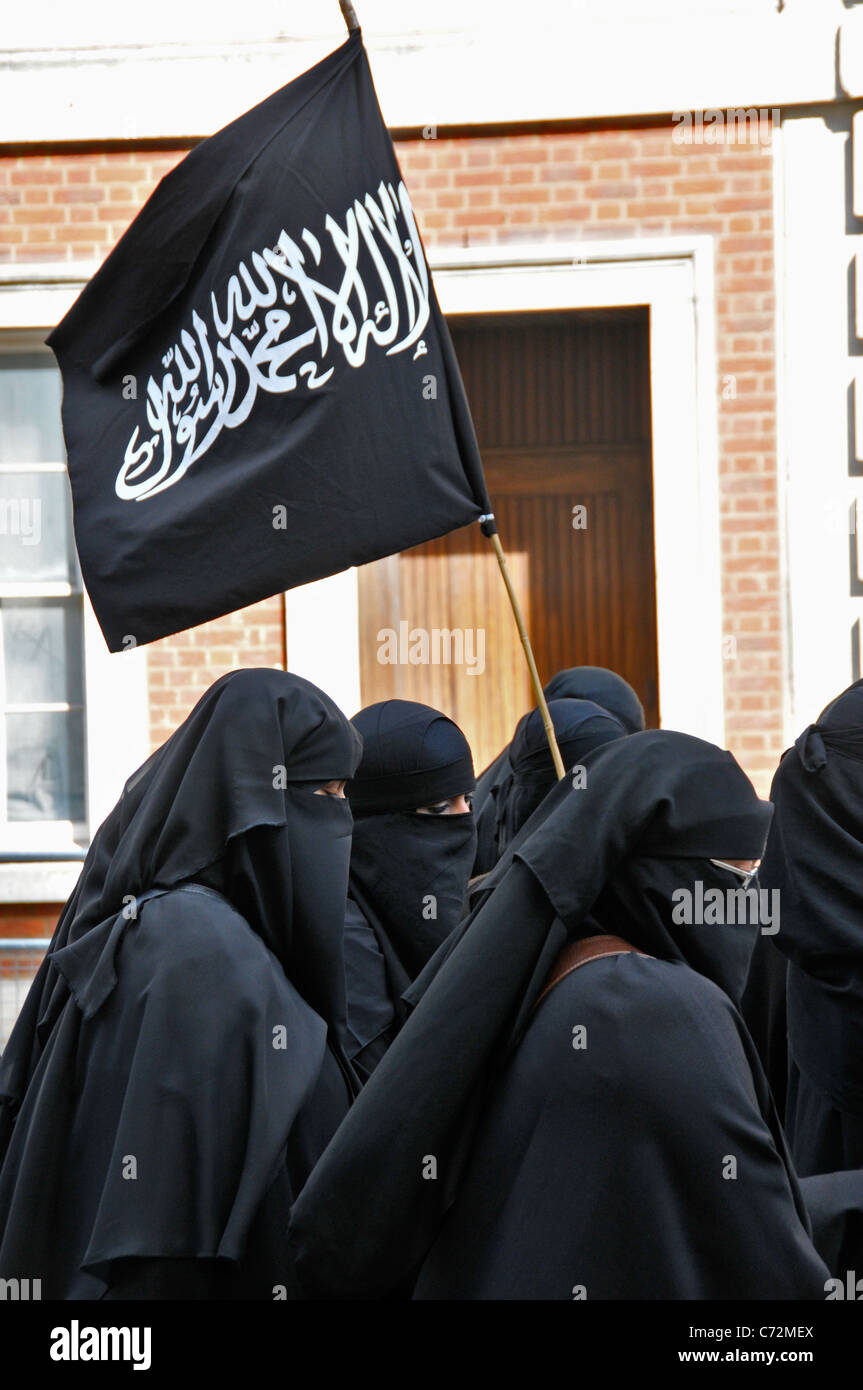 Les femmes musulmanes 9 / 11 manifestants devant l'ambassade US Londres Banque D'Images