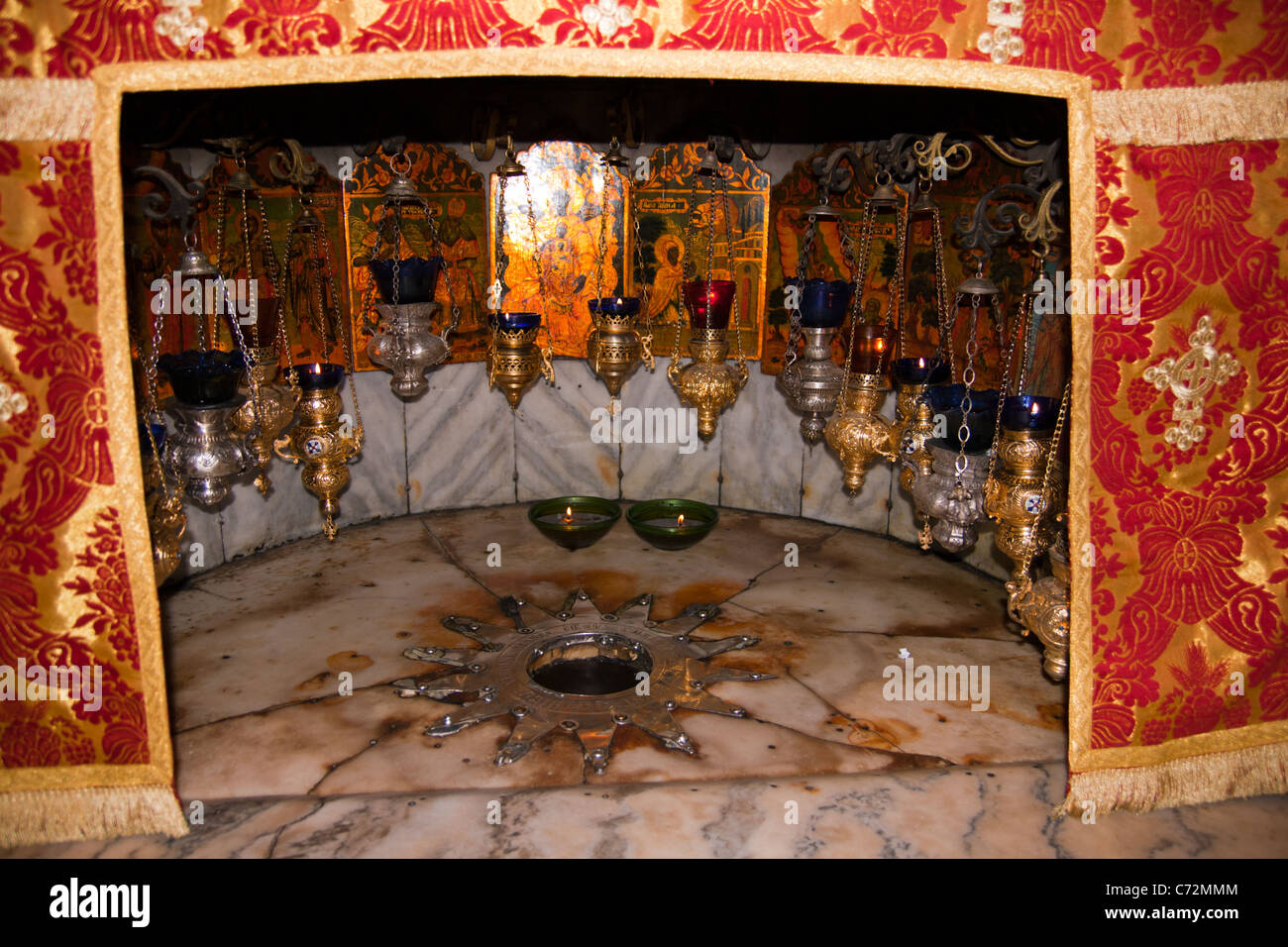 Une étoile d'argent marque l'emplacement traditionnel de la naissance de Jésus dans une grotte sous l'église de Bethléem de la Nativité. Banque D'Images